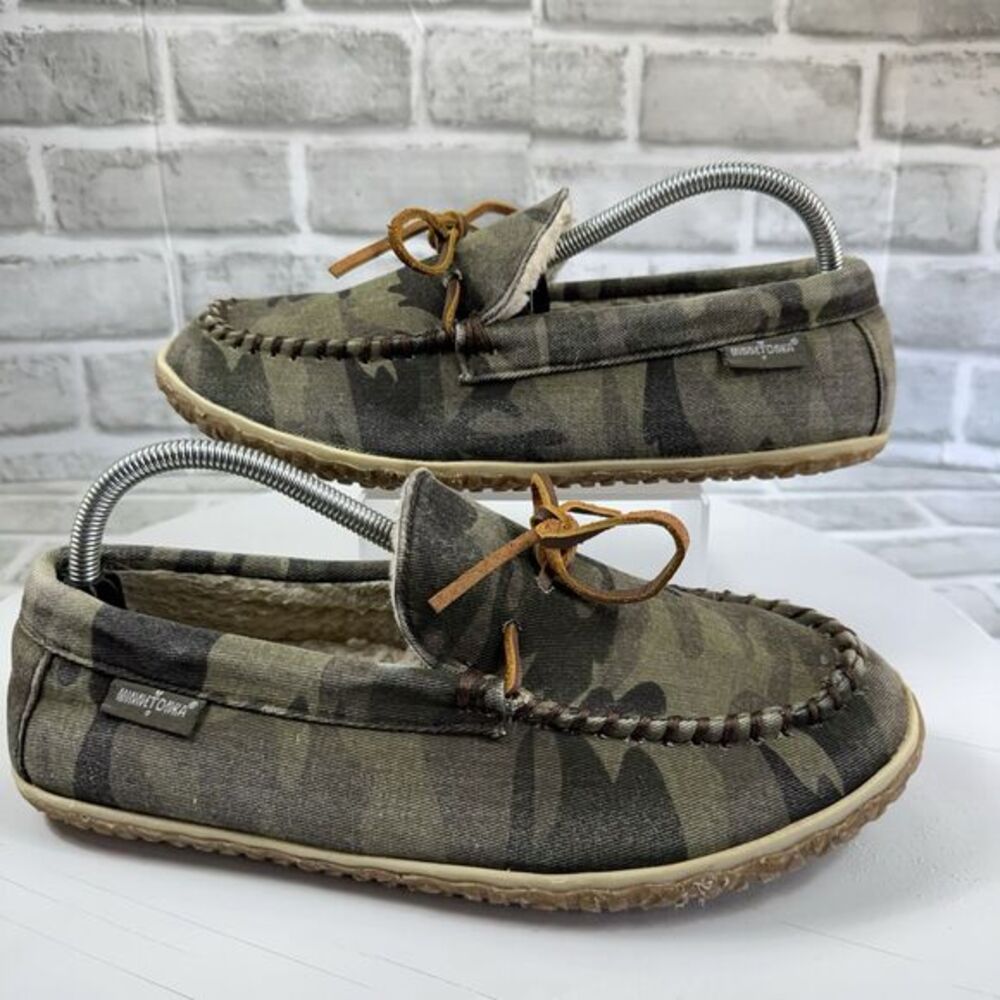 Minnetonka Men's Size 10 Fleece Lined Hard Sole Camo Green Sipper Comfort Shoes